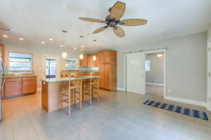 Kitchen/Entry