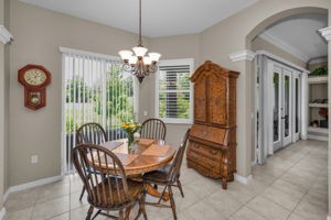 Kitchen Eat-in Area1