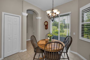 Kitchen Eat-in Area2