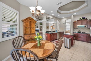 Kitchen Eat-in Area3