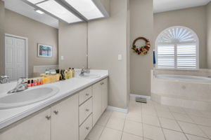 Master Bathroom1e
