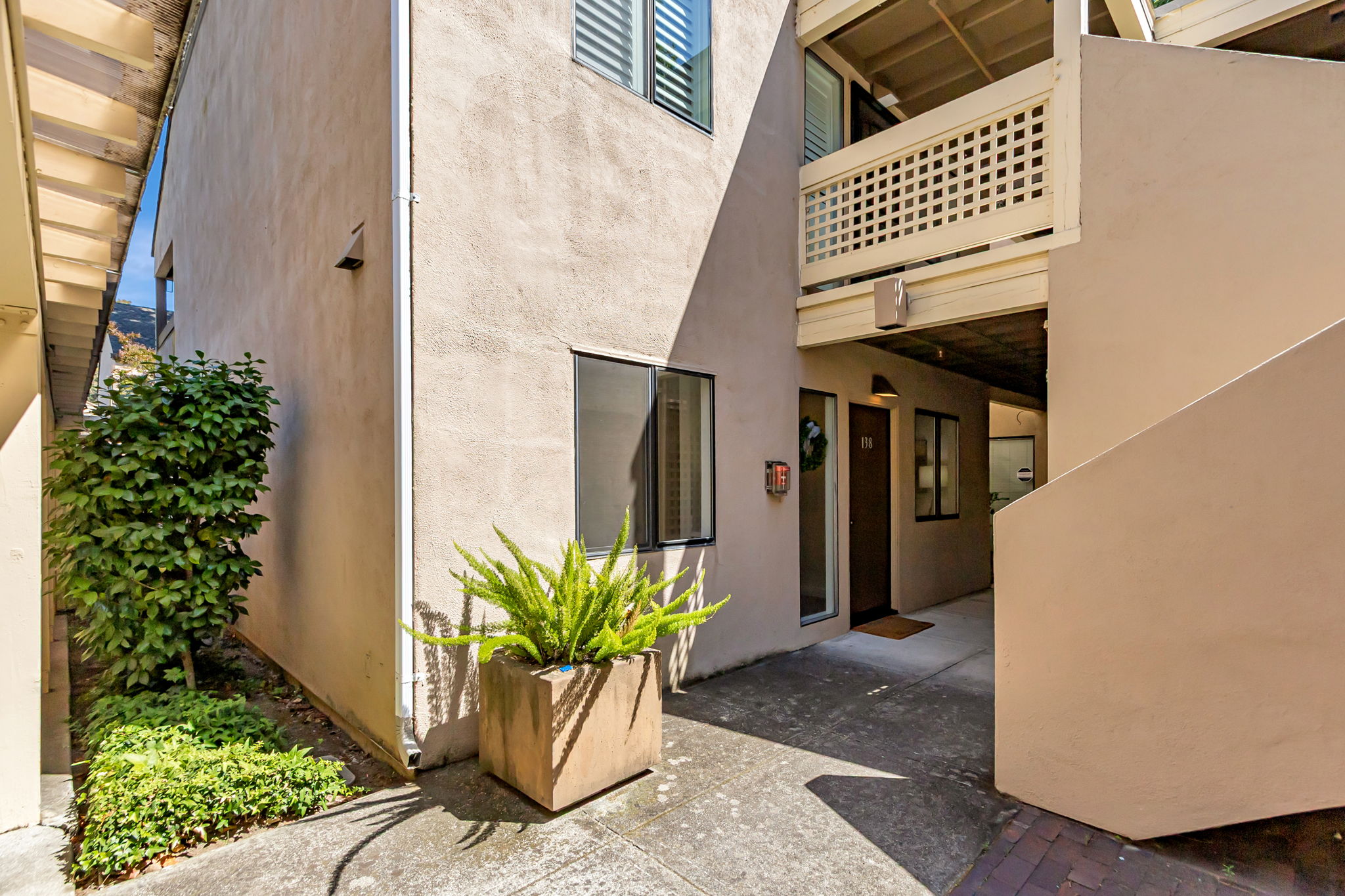 003_449 Alberto Way C138_