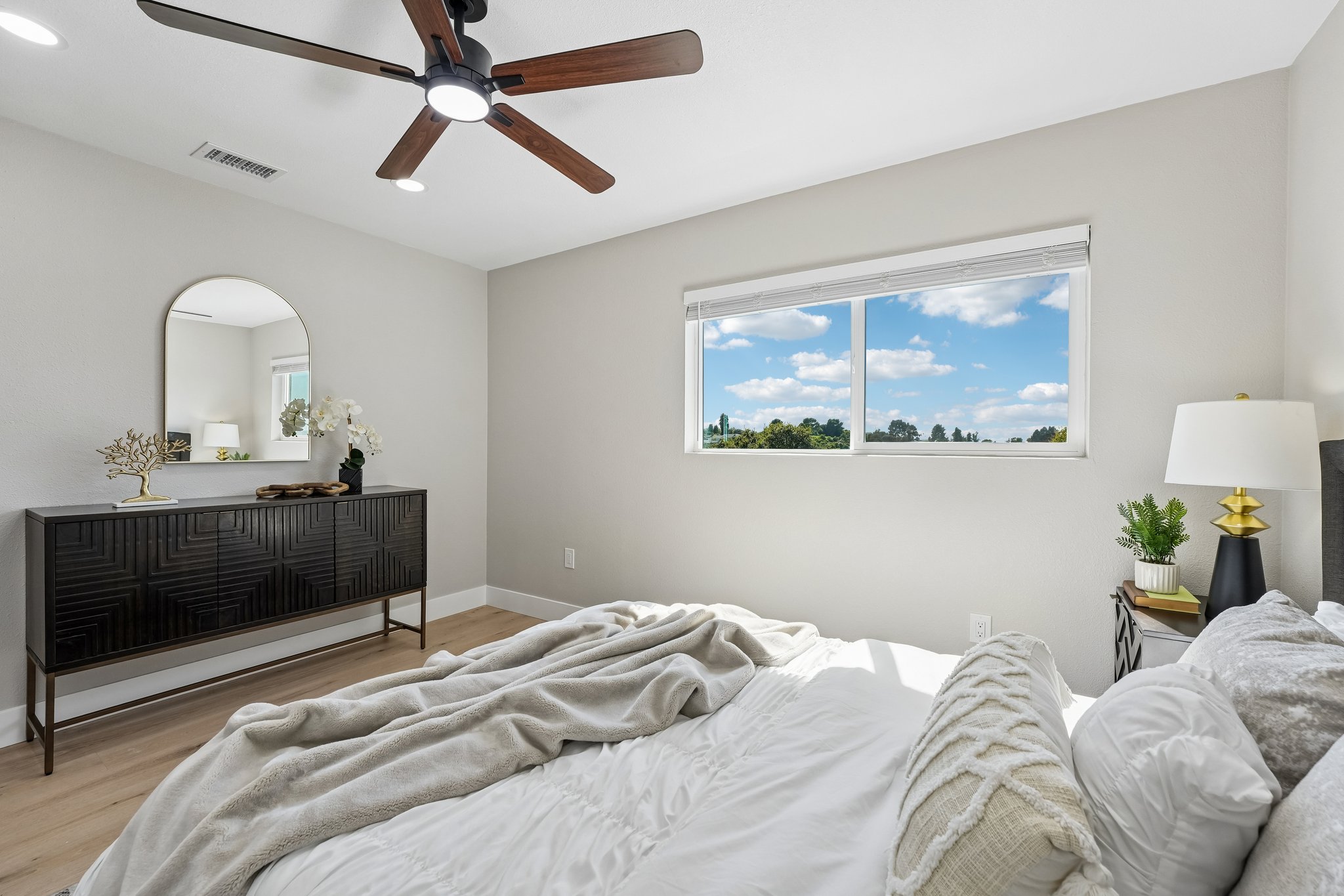 Gillcrest Ave-S2205-041.jpg