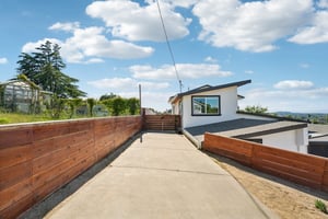 Gillcrest Ave-S2205-073.jpg