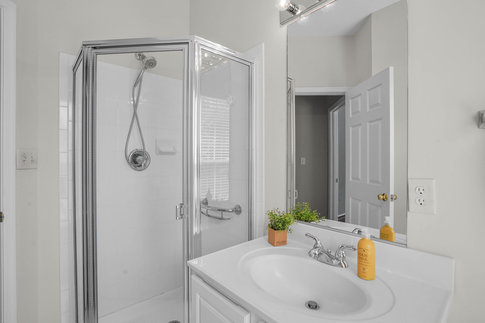Full Bath / 2nd Floor