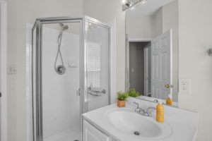 Full Bath / 2nd Floor