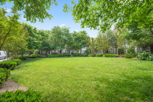 Lakelands Square park