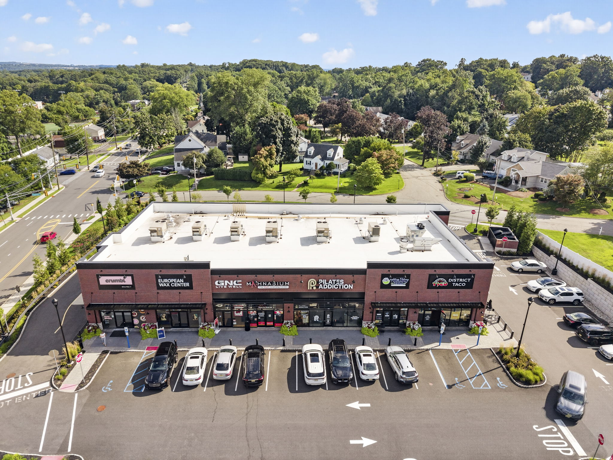 Nearby shopping : Trader Joe's, ShopRite, Stop & Shop, Crumbl, Chipotle, local restaurants, shopping and everyday necessities are all close by, making it easy to get where you need to go without giving up the comfort of a residential setting.