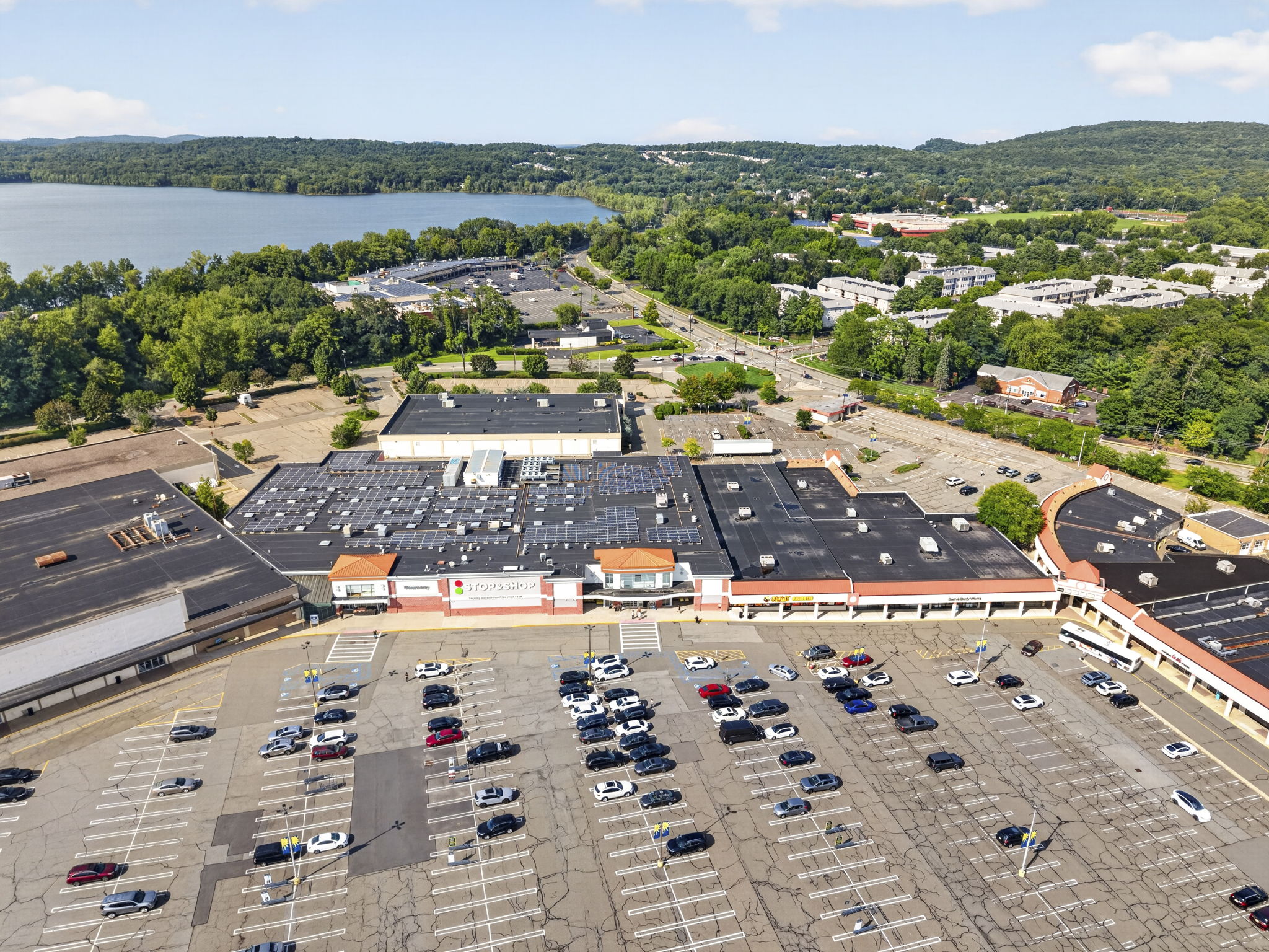 Nearby shopping : Trader Joe's, ShopRite, Stop & Shop, Crumbl, Chipotle, local restaurants, shopping and everyday necessities are all close by, making it easy to get where you need to go without giving up the comfort of a residential setting.