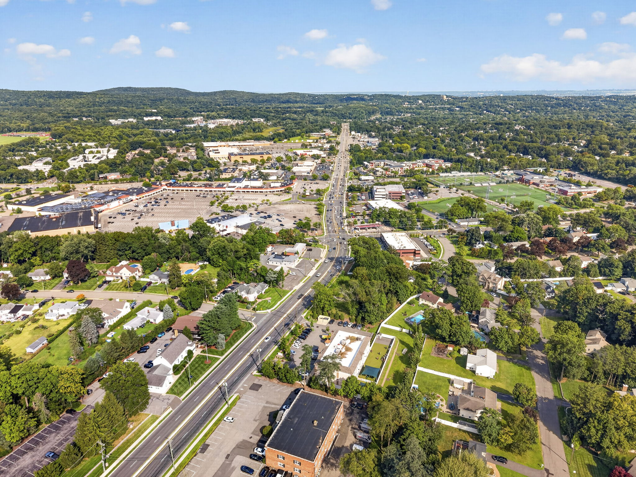 Nearby shopping : Trader Joe's, ShopRite, Stop & Shop, Crumbl, Chipotle, local restaurants, shopping and everyday necessities are all close by, making it easy to get where you need to go without giving up the comfort of a residential setting.