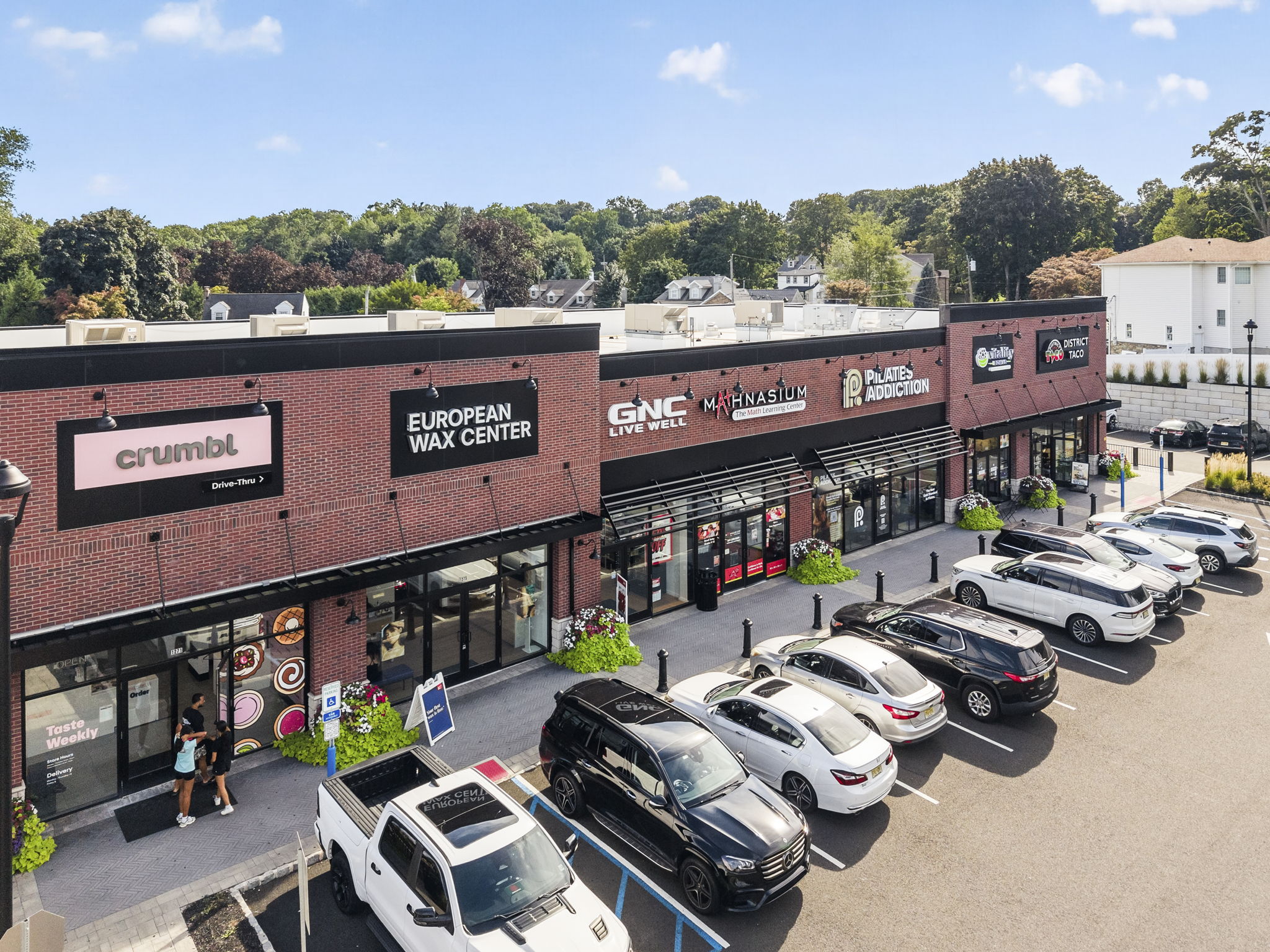 Nearby shopping : Trader Joe's, ShopRite, Stop & Shop, Crumbl, Chipotle, local restaurants, shopping and everyday necessities are all close by, making it easy to get where you need to go without giving up the comfort of a residential setting.