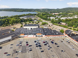 Nearby shopping : Trader Joe's, ShopRite, Stop & Shop, Crumbl, Chipotle, local restaurants, shopping and everyday necessities are all close by, making it easy to get where you need to go without giving up the comfort of a residential setting.