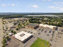 Nearby shopping : Trader Joe's, ShopRite, Stop & Shop, Crumbl, Chipotle, local restaurants, shopping and everyday necessities are all close by, making it easy to get where you need to go without giving up the comfort of a residential setting.