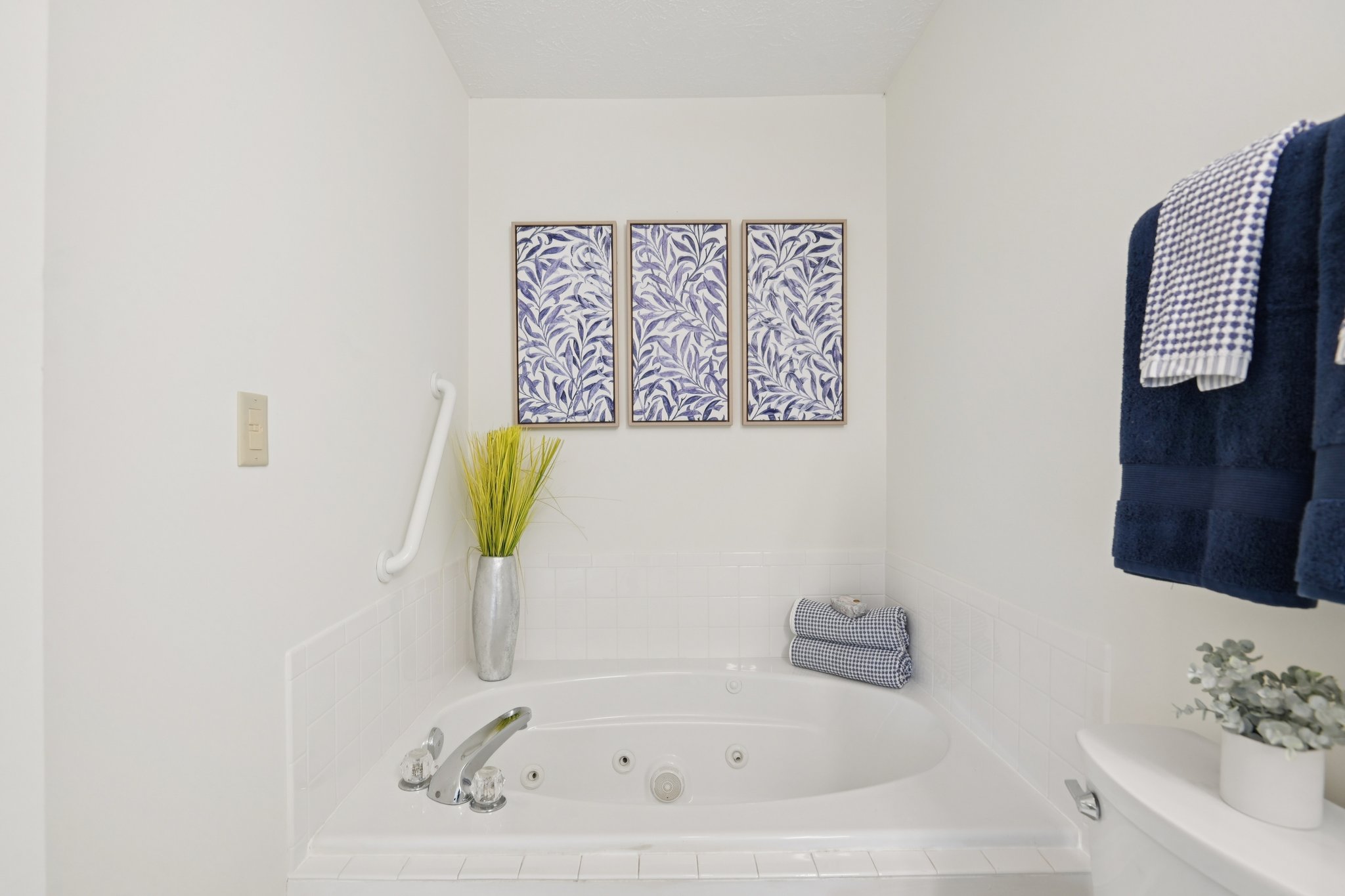 W Clear Lake Ln-S2301-031.jpg