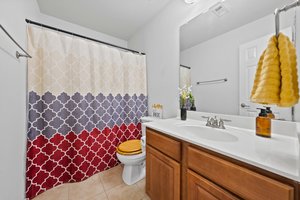 Upstairs full bathroom.