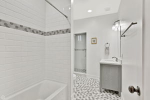 4504 N Keokuk Ave_039