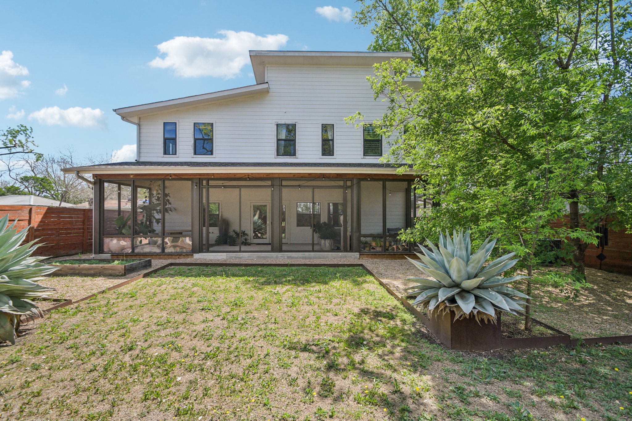 Russell Dr B-S2603-038.jpg