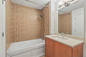 W Huron St 1112-S1710-025.jpg