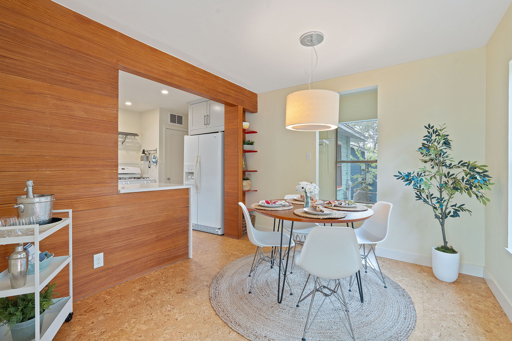 Flex-space/dining area (with a view to the laundry area)