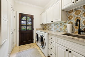 Large Laundry/Mud Room