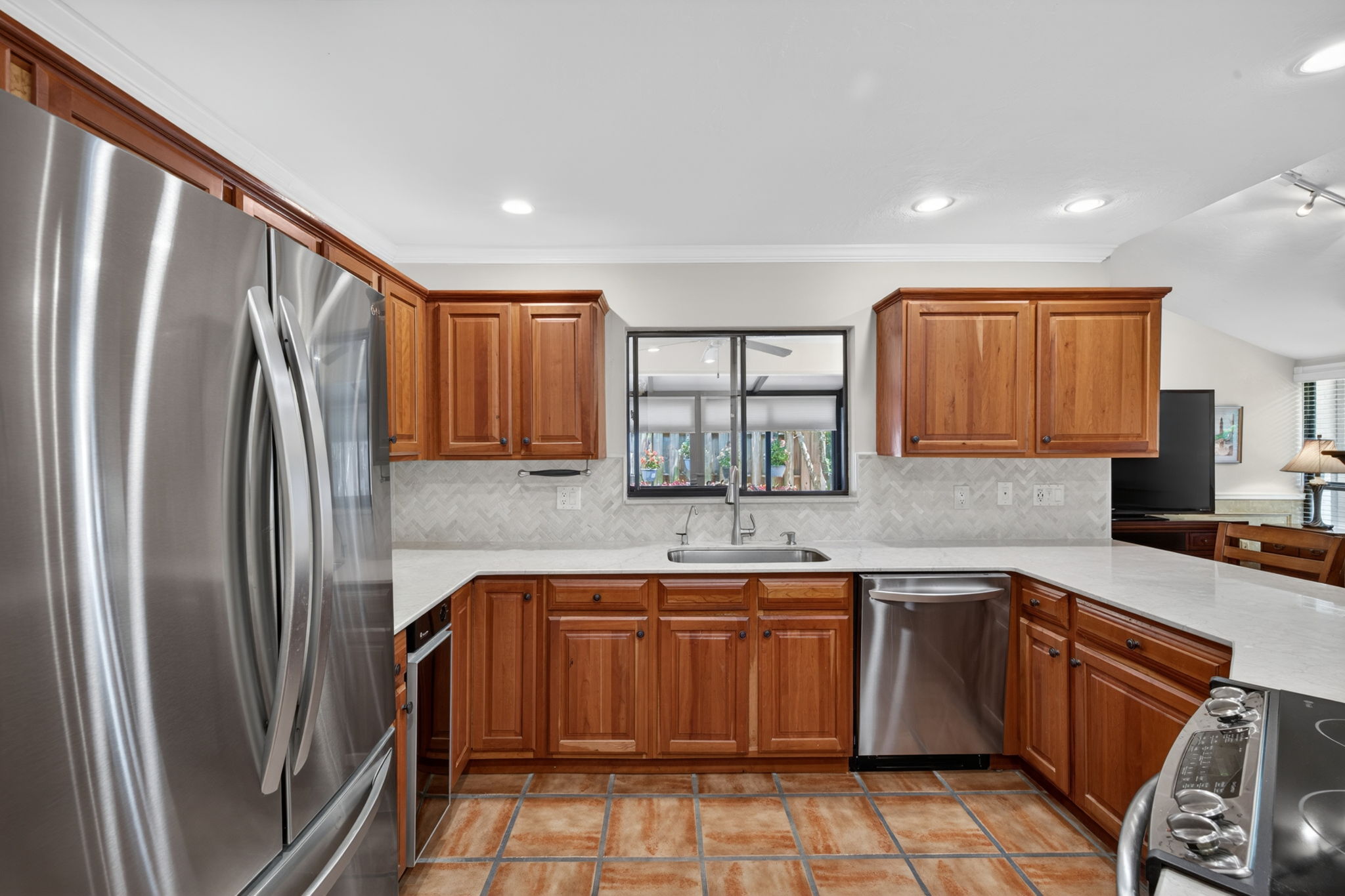 Kitchen 3 of 6