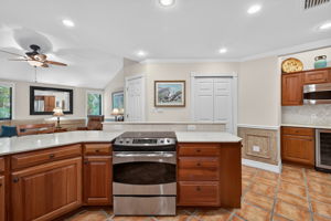 Kitchen 4 of 6