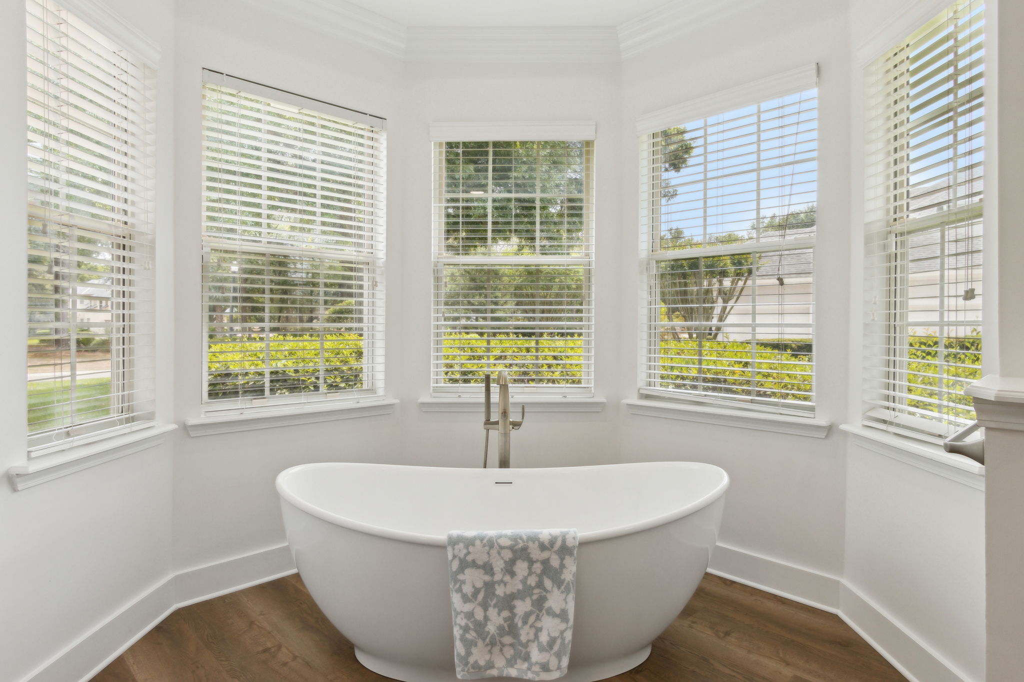 Statement Tub