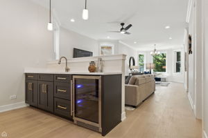 4525 N Artesian Ave_026