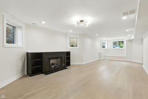 4525 N Artesian Ave_042