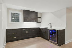 4525 N Artesian Ave_045