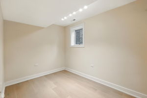 4525 N Artesian Ave_047