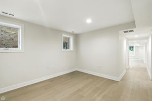 4525 N Artesian Ave_048