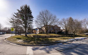 454 Doyle Ct, Newmarket, ON L3X 1V1, Canada Photo 2