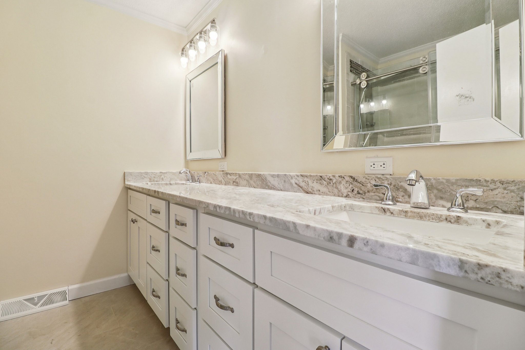 Woodberry Dr NE-S1701-044.jpg