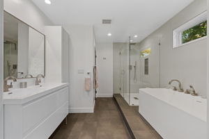 A gorgeous 5-piece bath