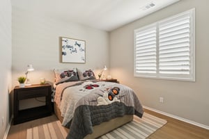 17th St E-S0212-018.jpg