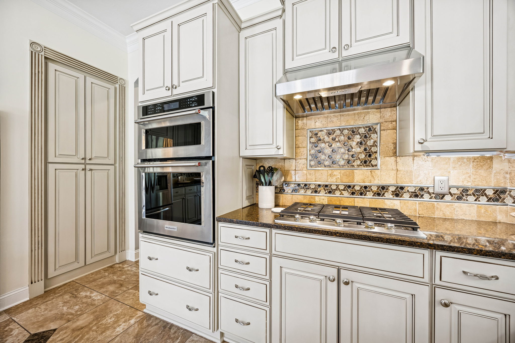 DECORATIVE BACKSPLASH