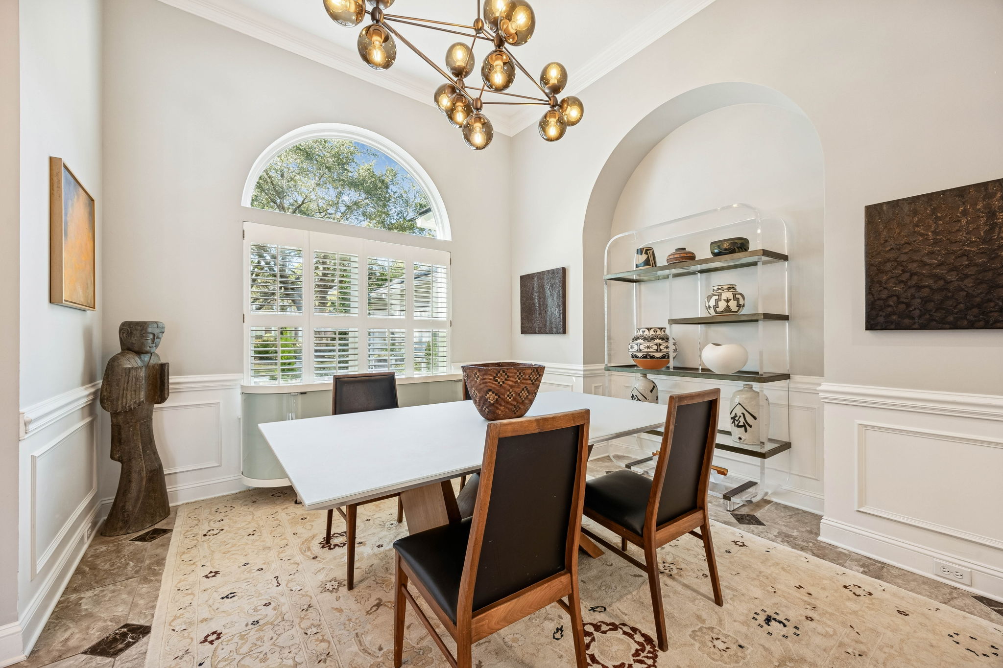 NICHE IN DINING ROOM