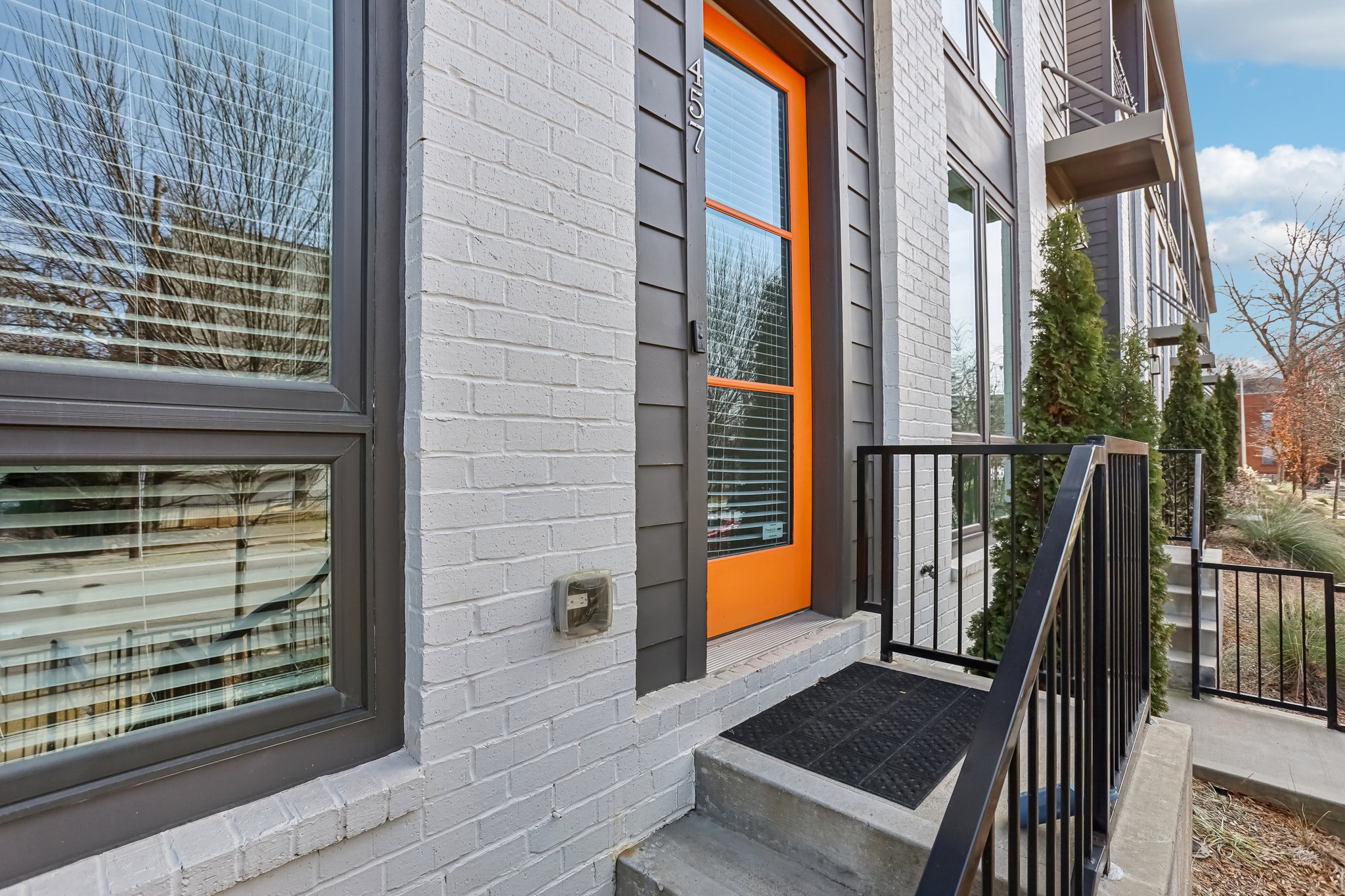 Parkway Dr NE-005.jpg
