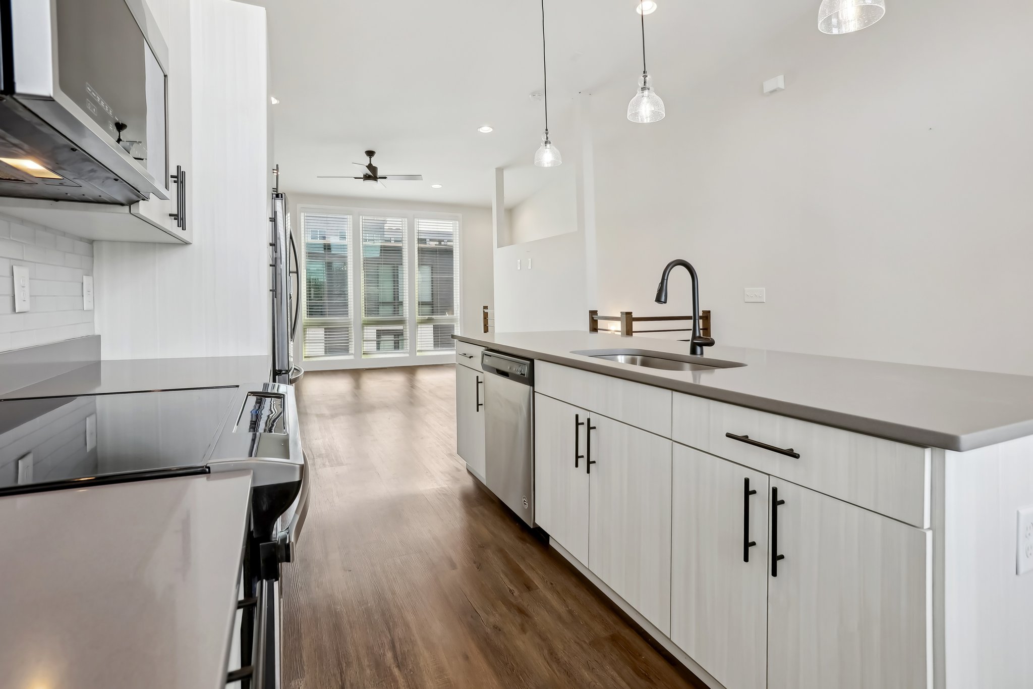 Parkway Dr NE-010.jpg