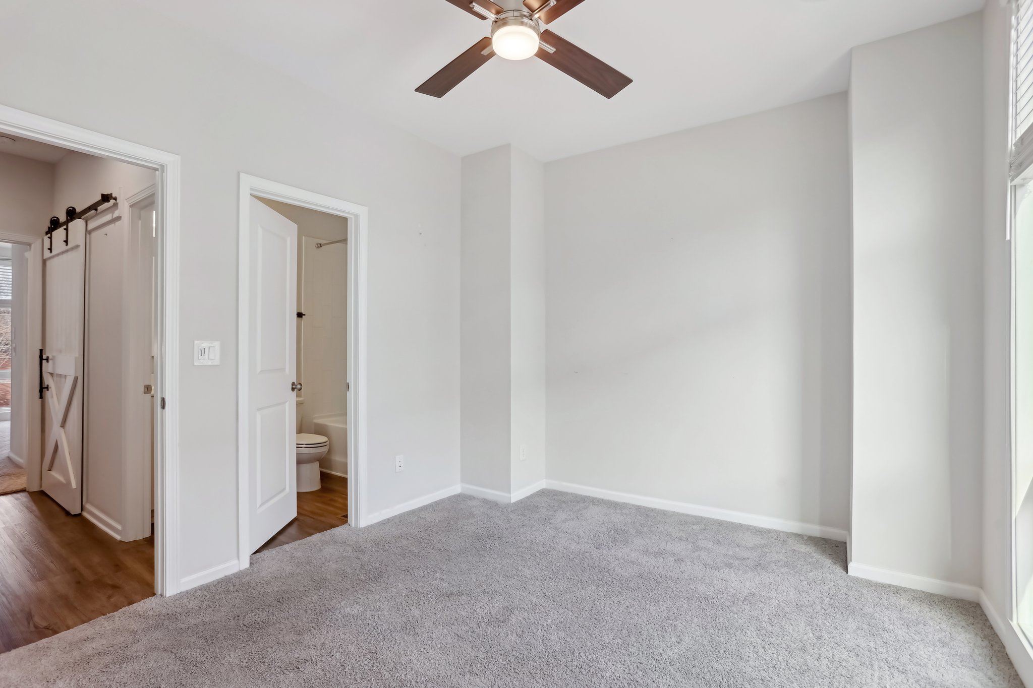 Parkway Dr NE-018.jpg