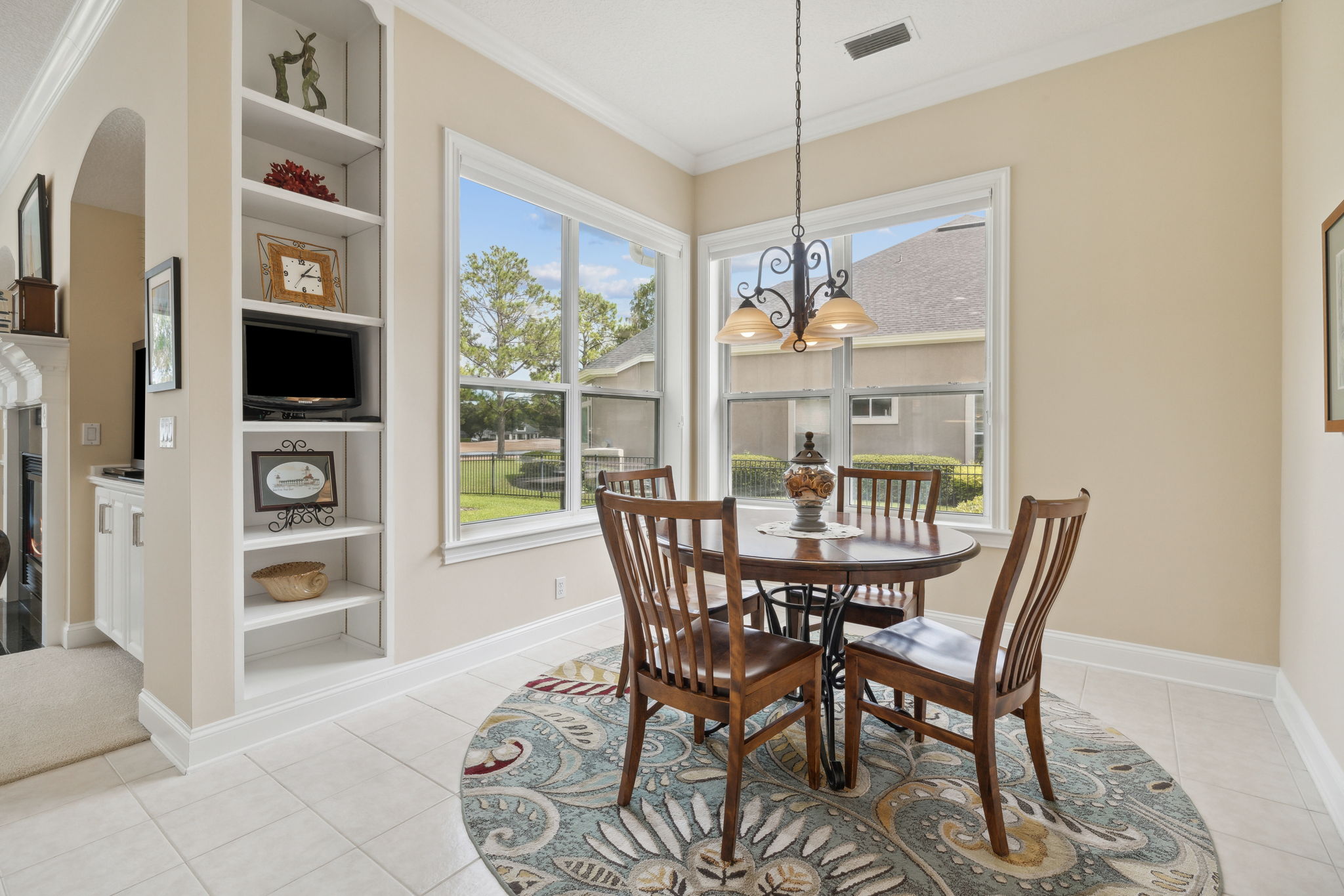 Cheerful Breakfast Nook