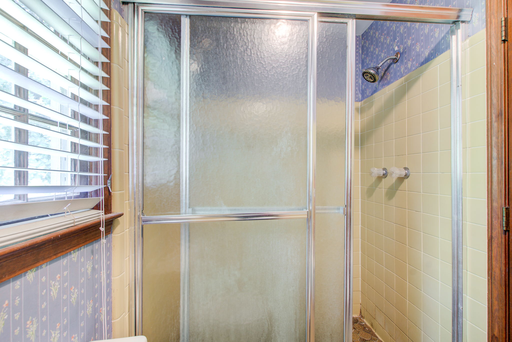 27 Main BR En Suite Shower Detail