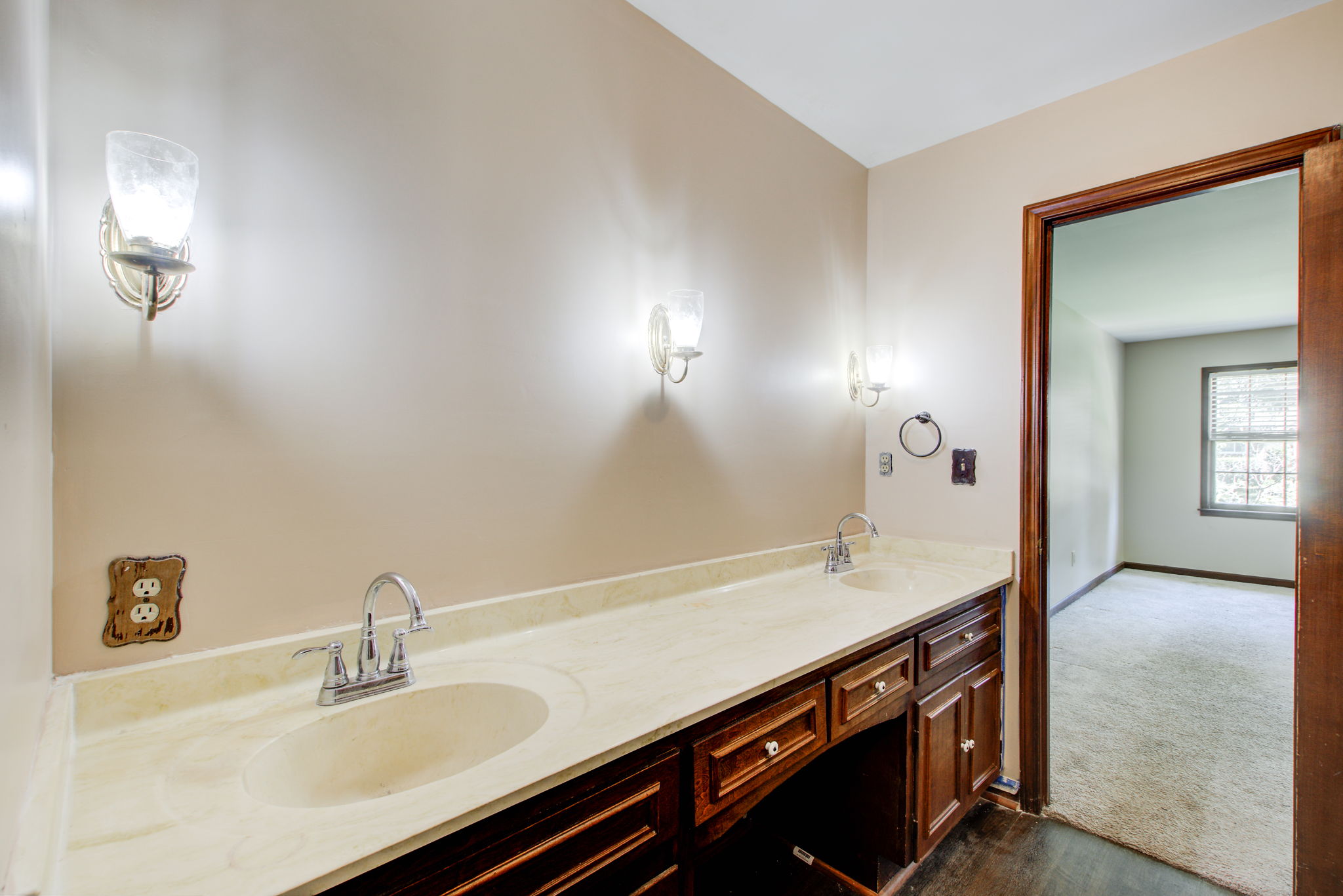 28 Main BR En Suite D Vanity w BR View