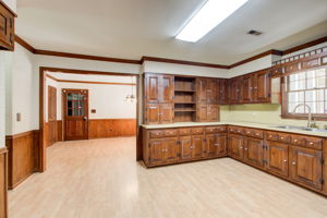 18 Kitchen B w Breakfast Area