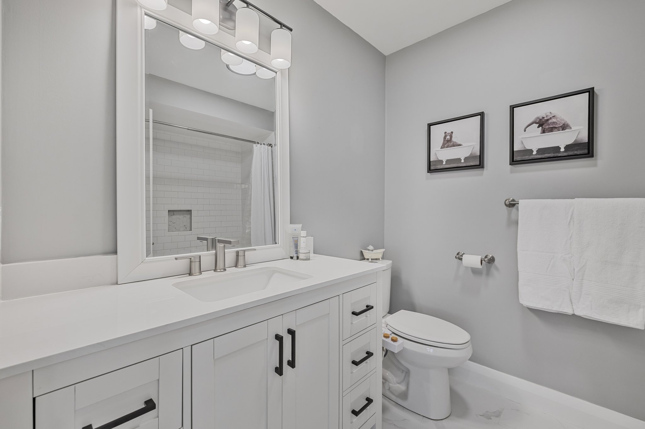 Main Bathroom with heated floors [4-piece]