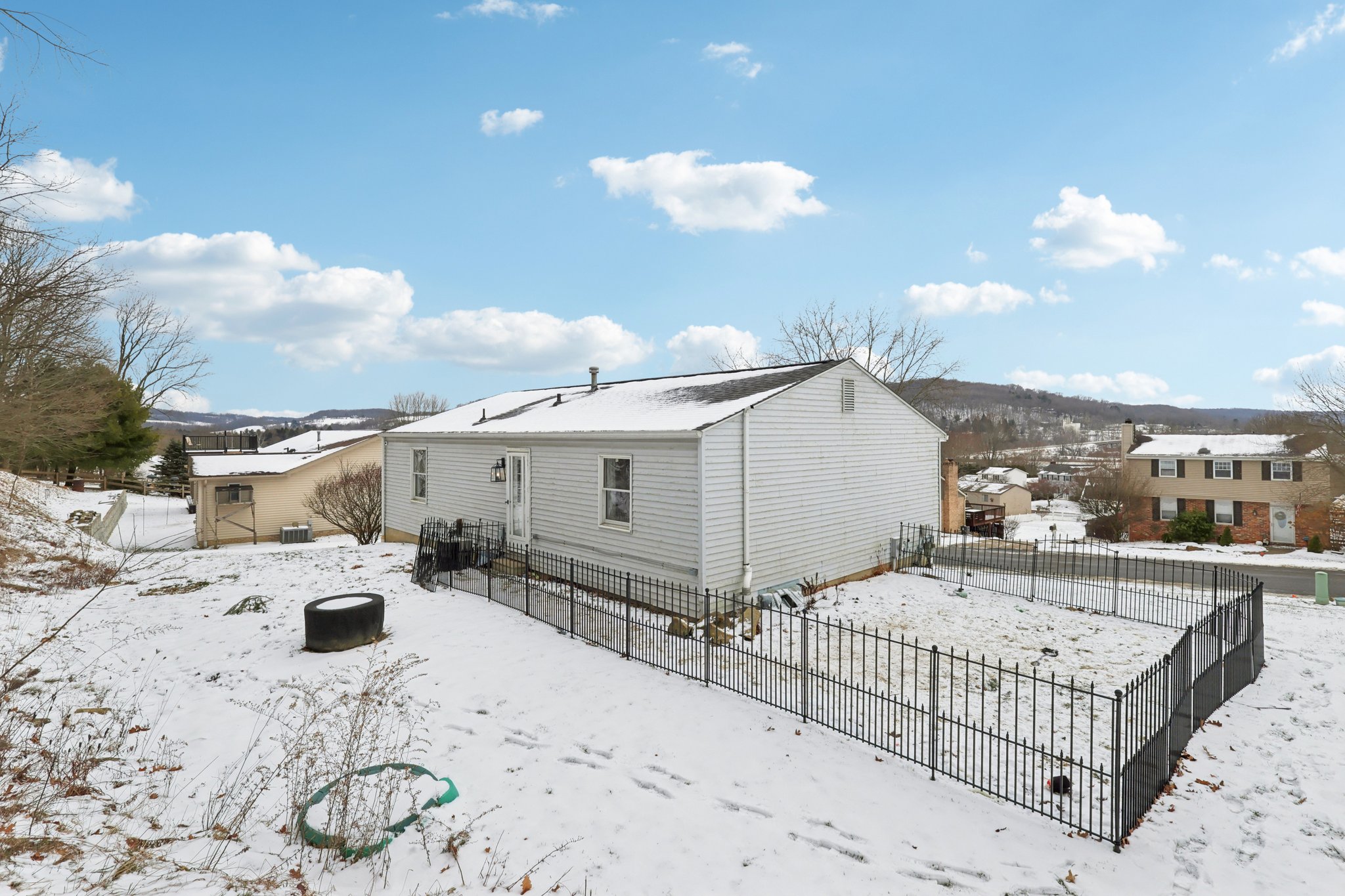 Marion Dr-S2201-042.jpg