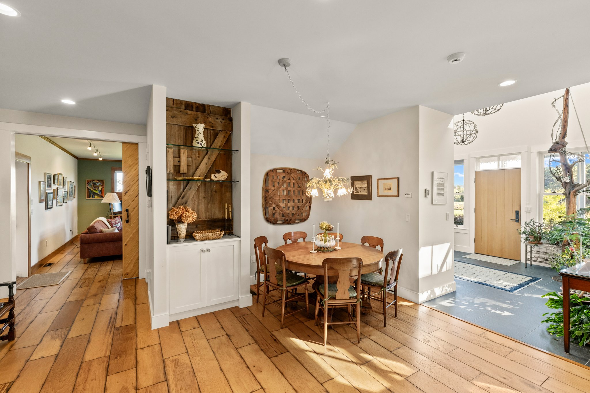 Dining Area to Foyer