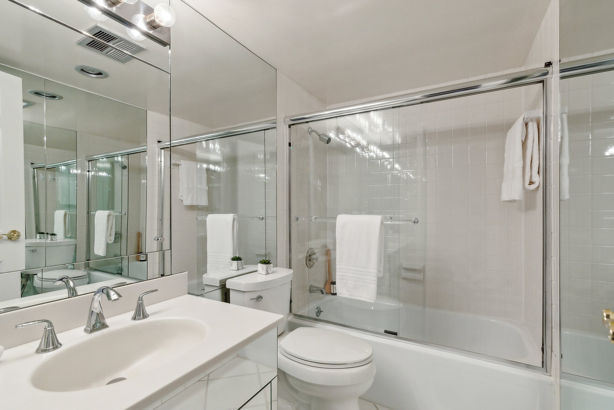 Full Bathroom 2