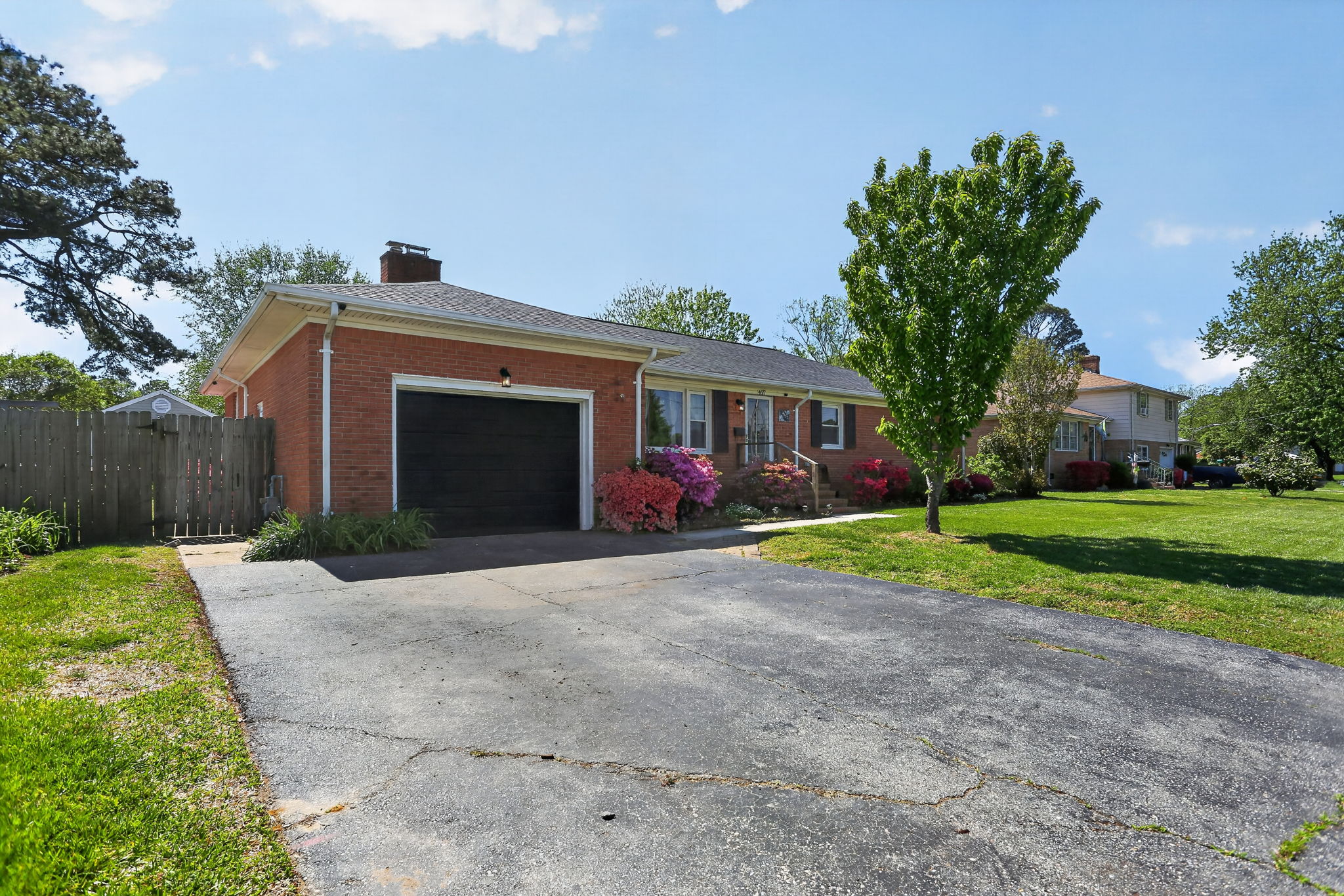 Ample driveway with plenty of parking space.
